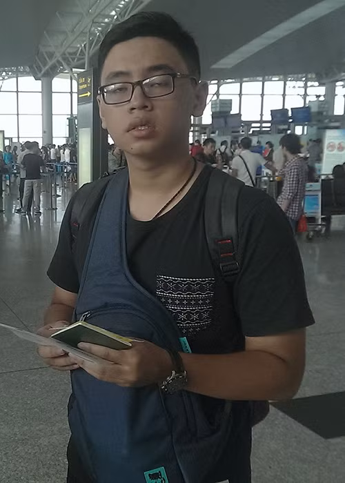 Hình ảnh con trai của diễn viên Trung Anh sang nước ngoài du học vào năm 2017. Được biết, ngày tiễn con trai, nam nghệ sĩ đã chia sẻ: "Tiễn con đi, bố mẹ vừa mừng vừa thương. Lần đầu tiên xa nhà, xa bố mẹ và em gái. Cố lên con nhé, không còn con đường nào khác đâu con".