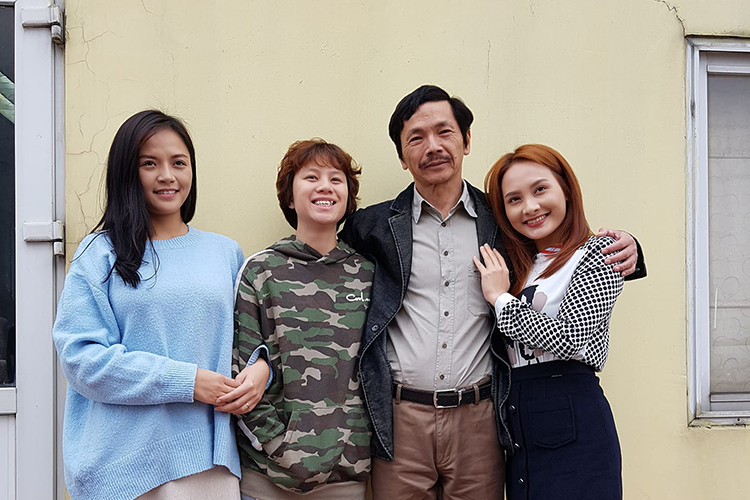 Bộ phim "Về nhà đi con" thu hút sự quan tâm của đông đảo khán giả truyền hình. Sự thành công hiện tại của bộ phim có sự đóng góp không nhỏ của nghệ sĩ Trung Anh. Trong "Về nhà đi con", nam nghệ sĩ đóng vai ông bố đơn thân hết lòng vì ba cô con gái.