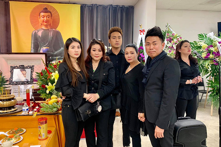 Các nghệ sĩ đều đau buồn trong tang lễ của Anh Vũ.