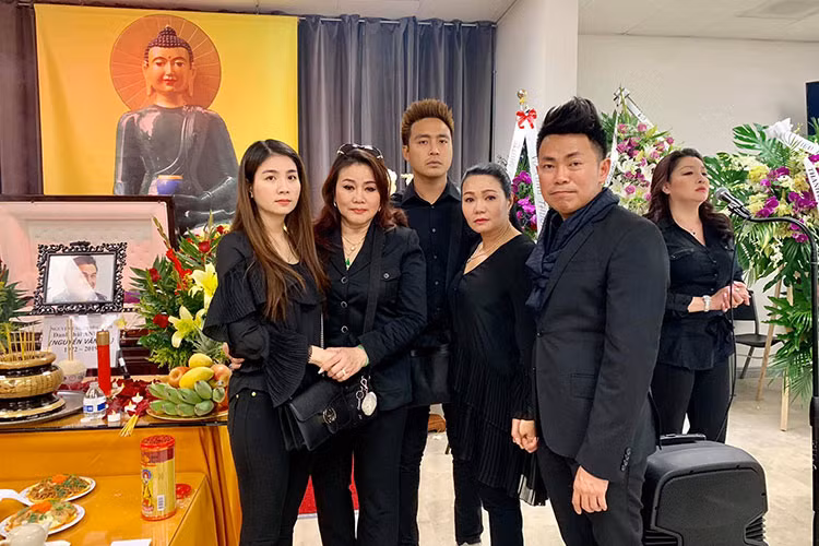 Các nghệ sĩ đều đau buồn trong tang lễ của Anh Vũ.