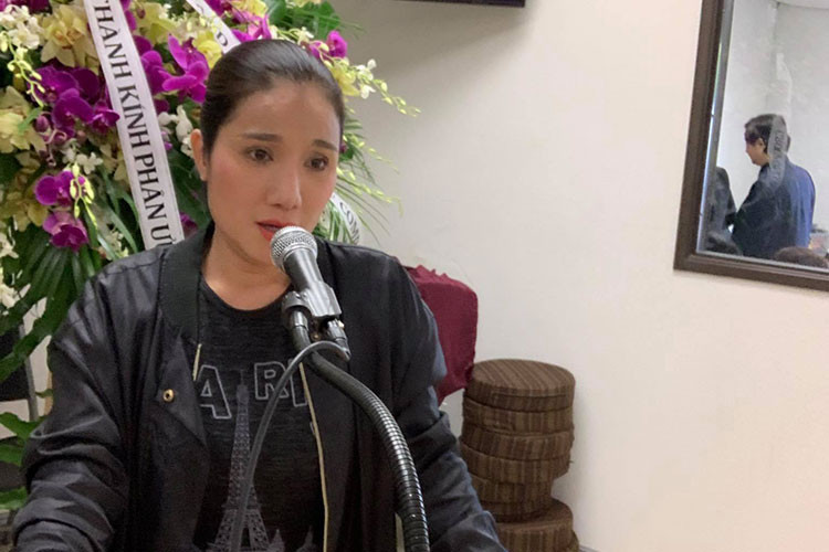 "Tiễn anh về nhà, về với gia đình với khán giả thân thương. Mong anh sớm đến miền cực lạc", Cát Tường chia sẻ.