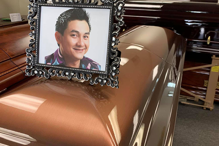 Mới đây, hình ảnh thi hài của Anh Vũ bị lan truyền trên mạng xã hội khiến đồng nghiệp của cố diễn viên rất bức xúc. Leon Vũ lên tiếng: "Mình không muốn gia đình nghệ sĩ Anh Vũ chưa thấy mặt con mình mà đã lan tràn trên mạng xã hội những hình ảnh không chấp nhận được".