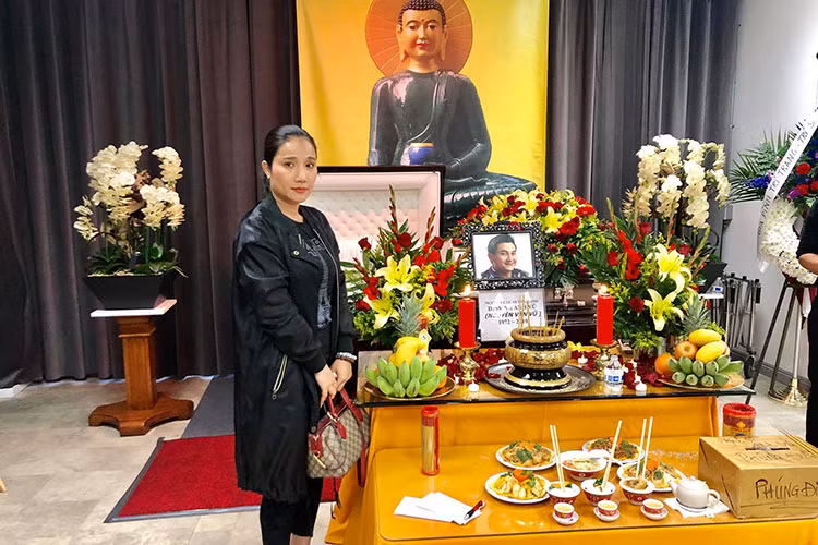 Có mặt ở Mỹ, MC Cát Tường đến tiễn biệt Anh Vũ.