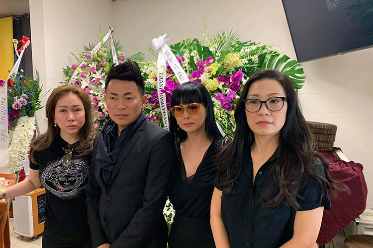 Đông đảo nghệ sĩ hải ngoại: Hồng Đào, Hương Lan, Hoài Tâm...đã đến tiễn biệt Anh Vũ trước khi thi hài của cố diễn viên được đưa về Việt Nam.