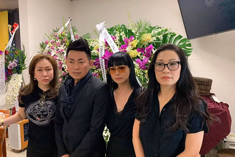 Đông đảo nghệ sĩ hải ngoại: Hồng Đào, Hương Lan, Hoài Tâm...đã đến tiễn biệt Anh Vũ trước khi thi hài của cố diễn viên được đưa về Việt Nam.