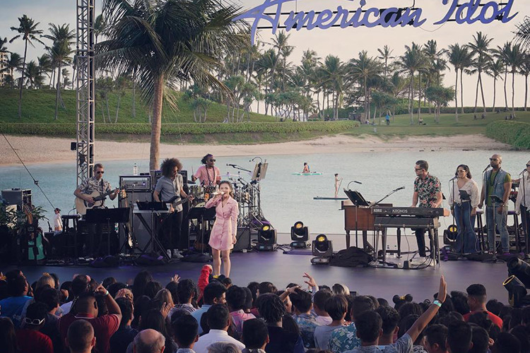 Giọng ca Việt thể hiện ca khúc "How far I will go" trước đông đảo khán giả và ban giám khảo. Ảnh: BTC