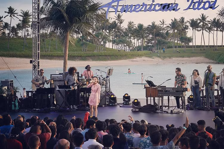 Giọng ca Việt thể hiện ca khúc "How far I will go" trước đông đảo khán giả và ban giám khảo. Ảnh: BTC