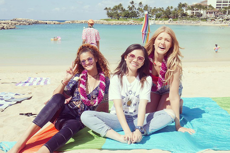 Cô học trò của Hồ Quỳnh Hương hiện sống và đi diễn ở Mỹ.