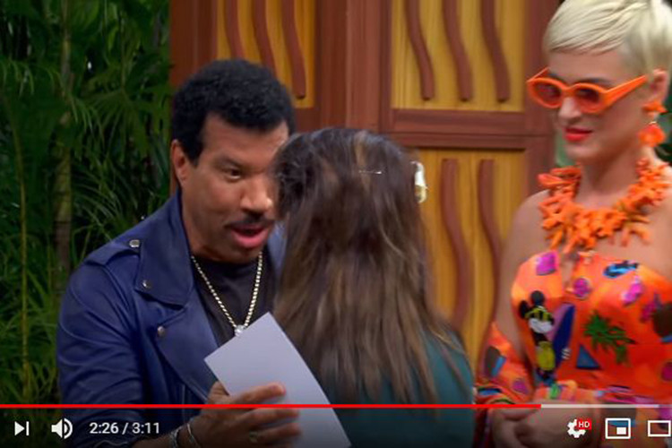 Giám khảo Lionel Richie cho biết: "Chúng tôi đã theo dõi phần trình diễn của em và dù vì lý do gì thì bài hát em đã thể hiện không được tốt 100% như các bài hát trước. Chúng tôi rất tiếc không thể giành vé cho em đi tiếc. Tuy nhiên, chúng tôi vẫn rất thích em. Em đừng bỏ cuộc vì điều này. Chúng tôi sẽ chờ em trở lại cuộc thi". Ảnh: chụp màn hình