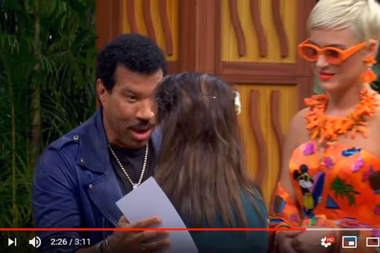 Giám khảo Lionel Richie cho biết: "Chúng tôi đã theo dõi phần trình diễn của em và dù vì lý do gì thì bài hát em đã thể hiện không được tốt 100% như các bài hát trước. Chúng tôi rất tiếc không thể giành vé cho em đi tiếc. Tuy nhiên, chúng tôi vẫn rất thích em. Em đừng bỏ cuộc vì điều này. Chúng tôi sẽ chờ em trở lại cuộc thi". Ảnh: chụp màn hình