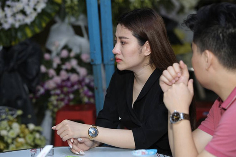Tố My cũng liên tục gạt nước mắt trong đám tang của nghệ sĩ Anh Vũ. Chia sẻ trên Zing, nữ ca sĩ cho biết đàn anh chính là người hỗ trợ cô rất nhiều khi cô lần đầu tiên sang Mỹ lưu diễn. Ảnh: Dân Việt