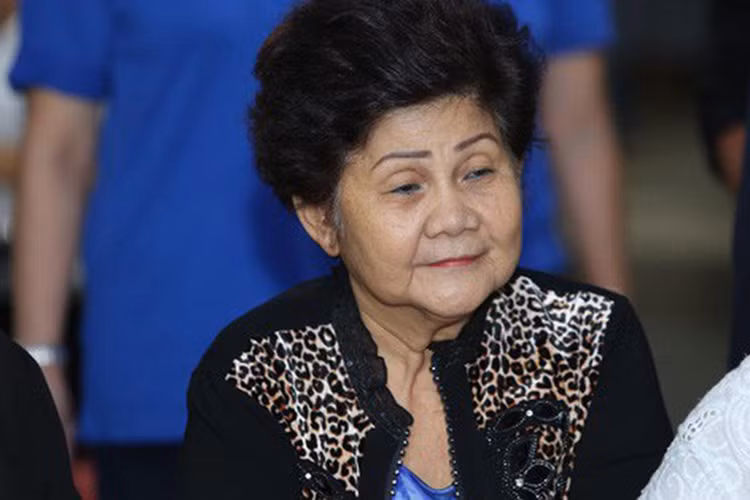 Trước đó, khi đón thi hài con trai về chùa Ấn Quang, bà bị ngất xỉu và phải đưa đi cấp cứu. Ảnh: Người lao động