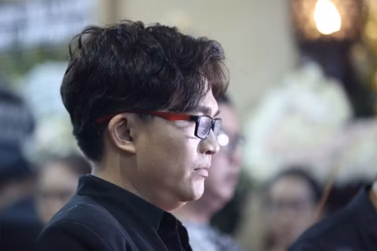 MC Đại Nghĩa đến tiễn biệt Anh Vũ. Ảnh: Dân Việt