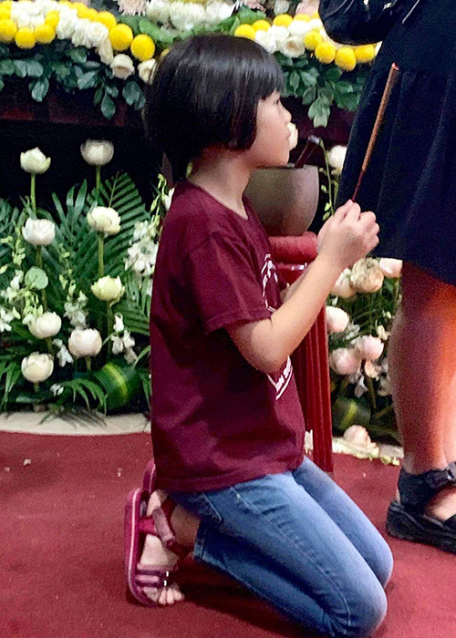 Thúy Nga chia sẻ sau khi viếng Anh Vũ, con gái của cô hiểu được vì sao Thúy Nga buồn khi coi clip của Anh Vũ. Ảnh: FBNV