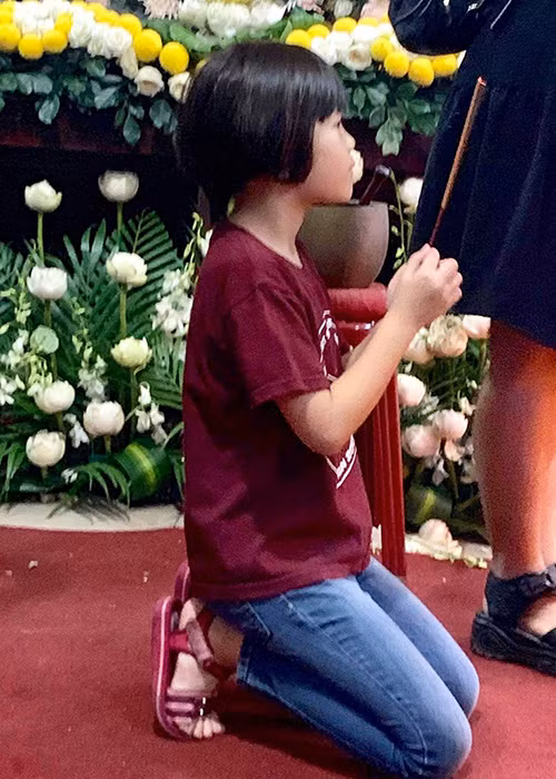 Thúy Nga chia sẻ sau khi viếng Anh Vũ, con gái của cô hiểu được vì sao Thúy Nga buồn khi coi clip của Anh Vũ. Ảnh: FBNV