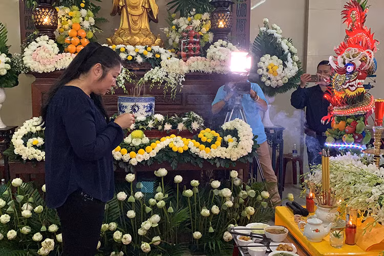 Mới đây, nghệ sĩ Hồng Vân cho hay ngày 11/4, sân khấu kịch Phú Nhuận - nơi nghệ sĩ Anh Vũ công tác sẽ hoạt động trở lại sau thời gian ngừng mọi hoạt động vì sự ra đi của Anh Vũ. Trong buổi tối cùng ngày, các diễn viên của sân khấu kịch còn làm mâm cơm cúng Anh Vũ. Ảnh: FBNV