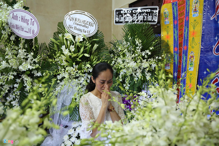 Tối ngày 10/4, diễn viên Hạnh Thúy cũng đến tiễn biệt Anh Vũ. Ảnh: Zing