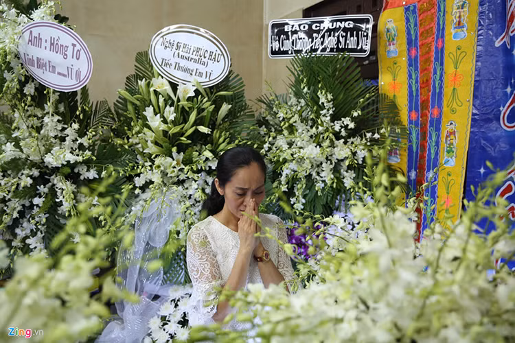 Tối ngày 10/4, diễn viên Hạnh Thúy cũng đến tiễn biệt Anh Vũ. Ảnh: Zing