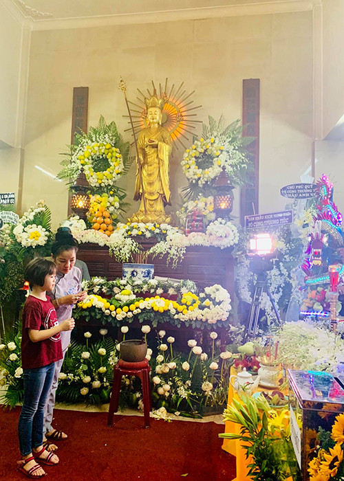 Ngoài Long Nhật, Thúy Nga cùng con gái Nguyệt Cát cũng đến viếng Anh Vũ tại chùa Ấn Quang. Ảnh: FBNV