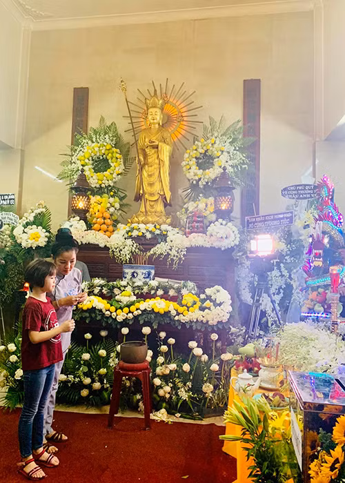 Ngoài Long Nhật, Thúy Nga cùng con gái Nguyệt Cát cũng đến viếng Anh Vũ tại chùa Ấn Quang. Ảnh: FBNV