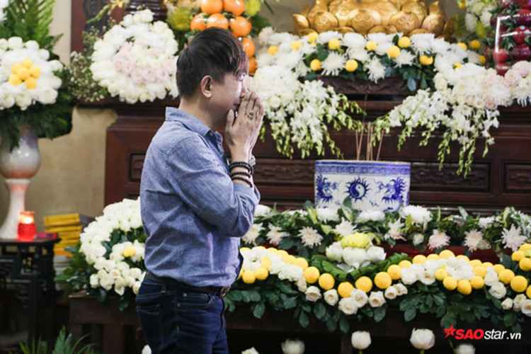 Tối ngày 10/4, Long Nhật đến viếng nghệ sĩ Anh Vũ qua đời khi đang lưu diễn ở Mỹ. Ảnh: Saostar