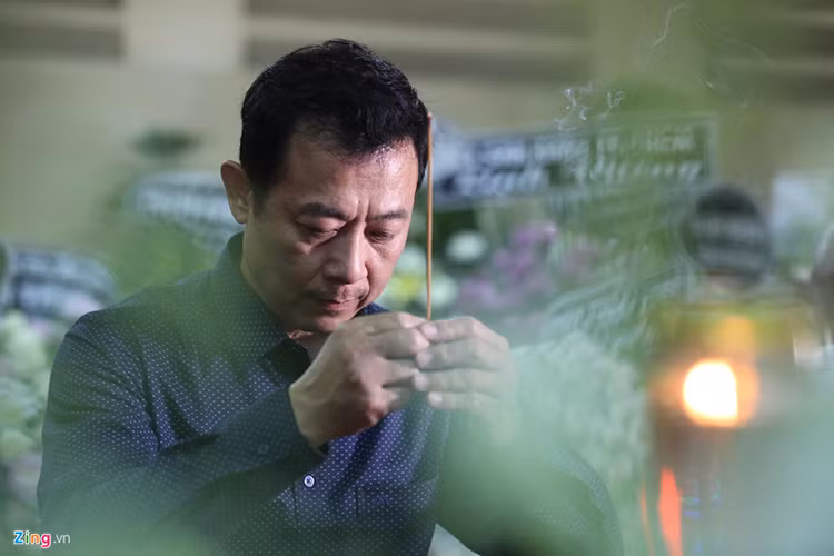 Danh hài Vân Sơn tưởng nhớ đàn em quá cố. Ảnh: Zing