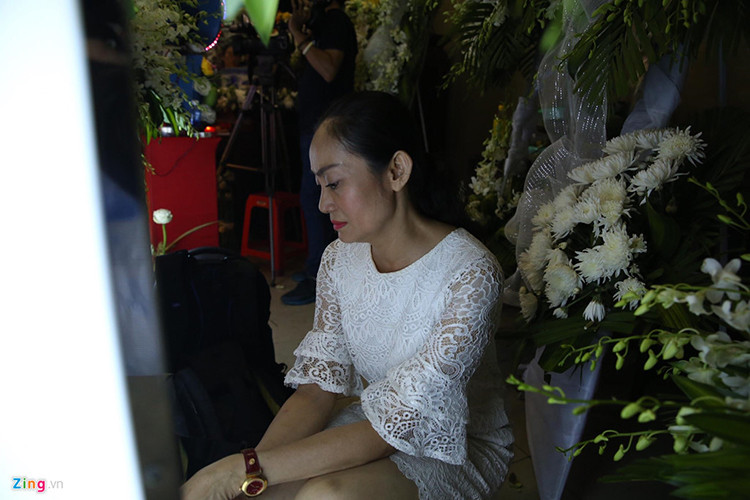 Theo Zing, Hạnh Thúy đứng bên linh cữu của Anh Vũ gần 10 phút, liên tục rơi nước mắt. Ảnh: Zing