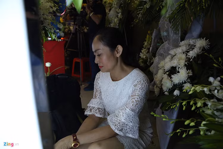 Theo Zing, Hạnh Thúy đứng bên linh cữu của Anh Vũ gần 10 phút, liên tục rơi nước mắt. Ảnh: Zing