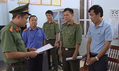 Vu gian lan diem thi: Can bo giao duc nen tu rut khoi nganh