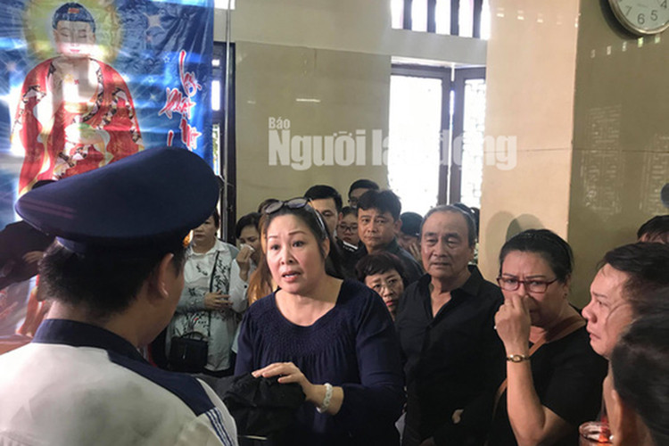 Nghệ sĩ Hồng Vân cùng người thân của Anh Vũ chuẩn bị tang lễ cho cố diễn viên ở chùa Ấn Quang. Ảnh: Người lao động