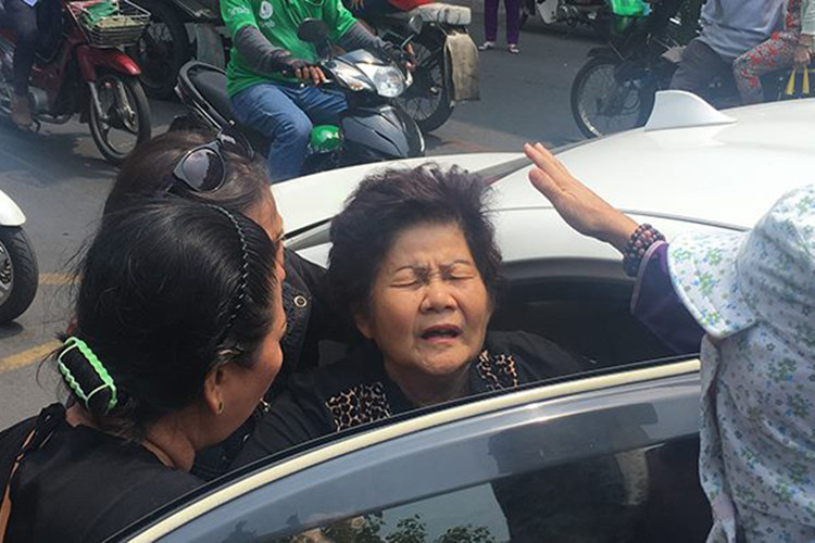 Khi đến chùa Ấn Quang chuẩn bị cho tang lễ của Anh Vũ, mẹ của cố diễn viên ngất xỉu, phải đi cấp cứu. Ảnh: Dân Việt