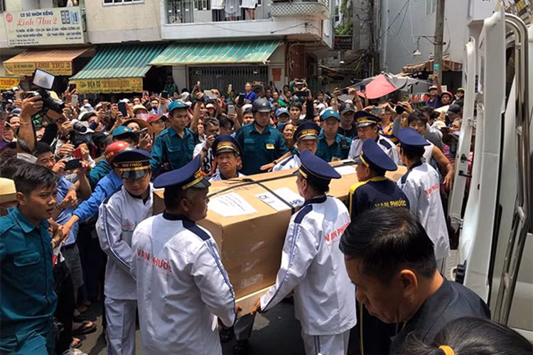 Thi hài của diễn viên Anh Vũ về đến Việt Nam sau khi tang lễ của anh được tổ chức tại Mỹ. Ảnh: Dân Việt