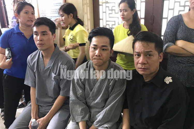 Nghệ sĩ Minh Nhí (ngoài cùng bên phải) hỗ trợ gia đình Anh Vũ tổ chức tang lễ. Ảnh: Người lao động