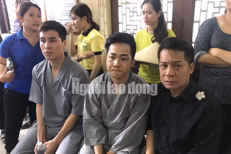 Nghệ sĩ Minh Nhí (ngoài cùng bên phải) hỗ trợ gia đình Anh Vũ tổ chức tang lễ. Ảnh: Người lao động