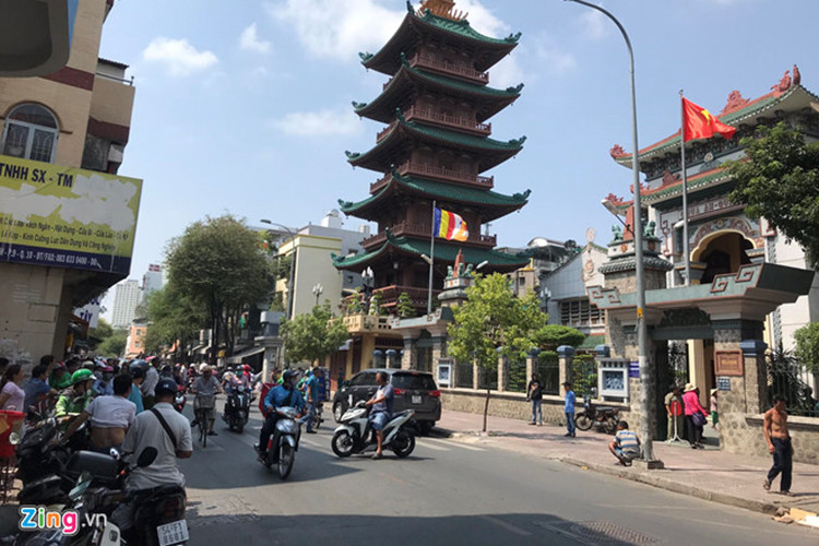 Đông đảo người dân có mặt trước chùa Ấn Quang để đón Anh Vũ về quê hương. Ảnh: Zing