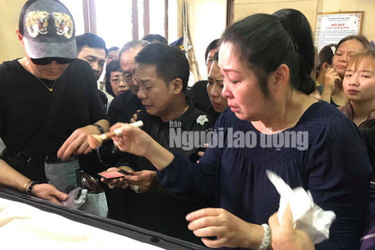 Nghệ sĩ Hồng Vân bật khóc trước linh cữu của đàn em. Hôm qua, cô tâm sự sợ phải đối diện với sự thật Anh Vũ qua đời. Ảnh: Người lao động