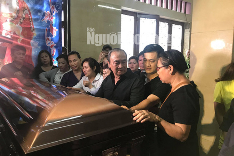 Người thân đau xót trước linh cữu của cố diễn viên. Ảnh: Người lao động