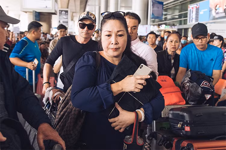 Me cua co nghe si Anh Vu ngat xiu khi chuan bi le tang