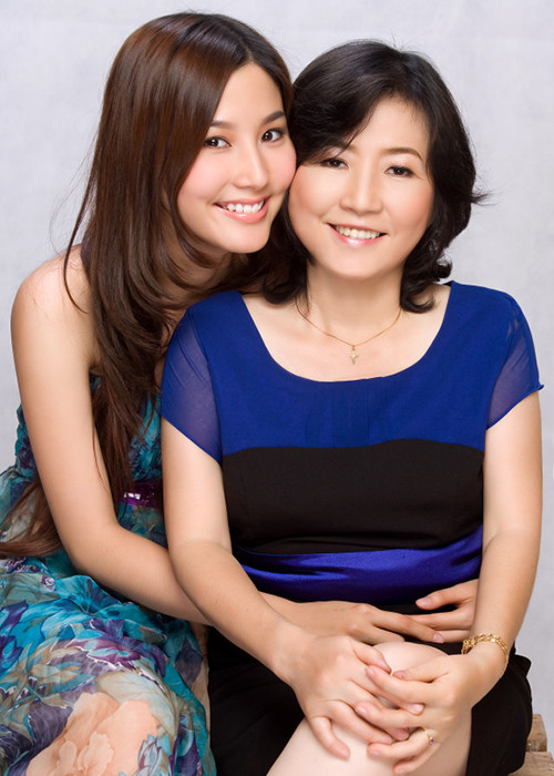 Trong cuộc phỏng vấn trên Lifestyle năm 2015, mẹ của Diễm My từng cho biết , tất cả tiền kiếm được con gái đều đưa cho bà quản lý. Ảnh: Lifestyle