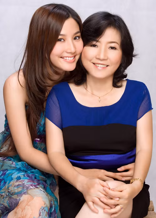 Trong cuộc phỏng vấn trên Lifestyle năm 2015, mẹ của Diễm My từng cho biết , tất cả tiền kiếm được con gái đều đưa cho bà quản lý. Ảnh: Lifestyle