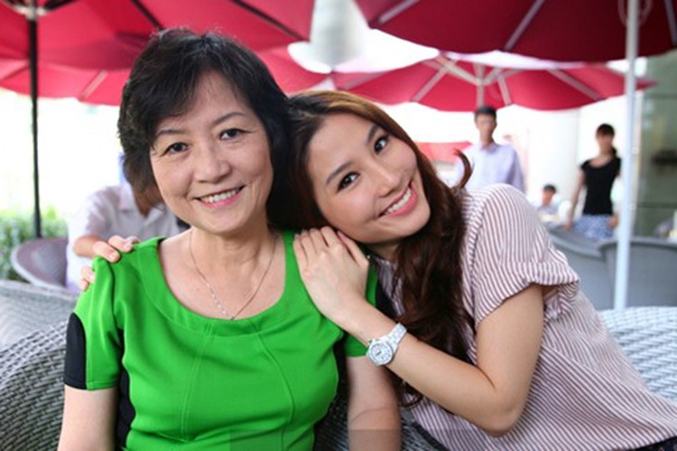 Khoảnh khắc tình cảm của Diễm My bên mẹ lúc sinh thời. Ảnh: Zing