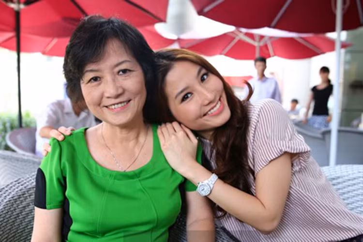 Khoảnh khắc tình cảm của Diễm My bên mẹ lúc sinh thời. Ảnh: Zing