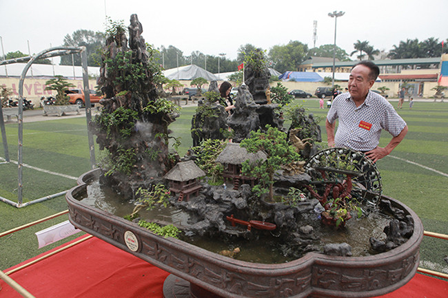 Trên diện tích nhỏ nhưng người xem thấy được toàn cảnh non nước hữu tình, cuộc sống con người miền núi Việt Bắc. Tác phẩm có chiều dài 2,2m, rộng 1,2m.