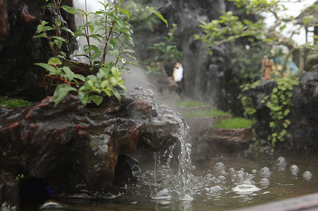 Núi cao tượng trưng cho công cha, suối nguồn là nghĩa mẹ.
