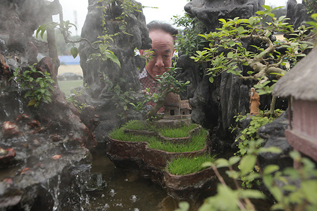 Hình ảnh ruộng bậc thang dưới chân núi đẹp mơ màng. Hình ảnh sương khói được tạo ra bằng máy phun khói, suối chảy được tạo ra từ máy phun nước