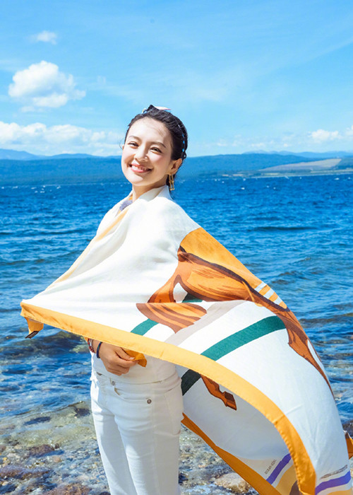 Mới đây, nữ diễn viên phim "Ngọa hổ tàng long" tung loạt ảnh chụp bên bờ biển. Lập tức, những bức ảnh của Chương Tử Di đã nhận được sự chú ý bởi nhan sắc trẻ trung của Chương Tử Di.