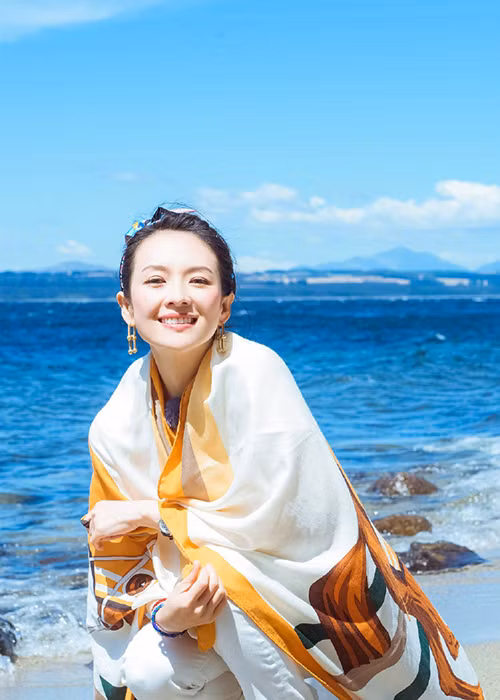 Trong loạt ảnh mới nhất, Chương Tử Di được khen làn da trắng không tỳ vết, vóc dáng thon gọn ở tuổi 40. Ngoài ra, dù ăn mặc giản dị nhưng mỹ nhân xứ Trung này vẫn toát lên vẻ đẹp tựa nữ thần.