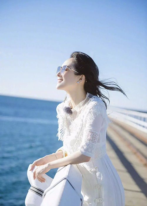 Bước sang tuổi tứ tuần, Chương Tử Di vẫn trẻ đẹp như gái đôi mươi.