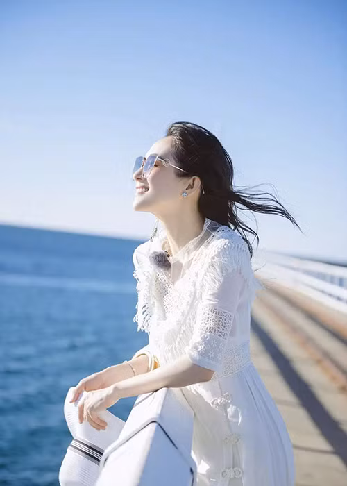 Bước sang tuổi tứ tuần, Chương Tử Di vẫn trẻ đẹp như gái đôi mươi.