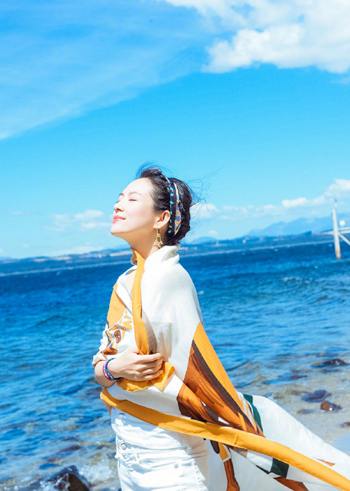 Chương Tử Di kết hôn năm 2015 với ca sĩ Uông Phong. Trong những năm qua, cuộc sống của cô rất êm ấm.